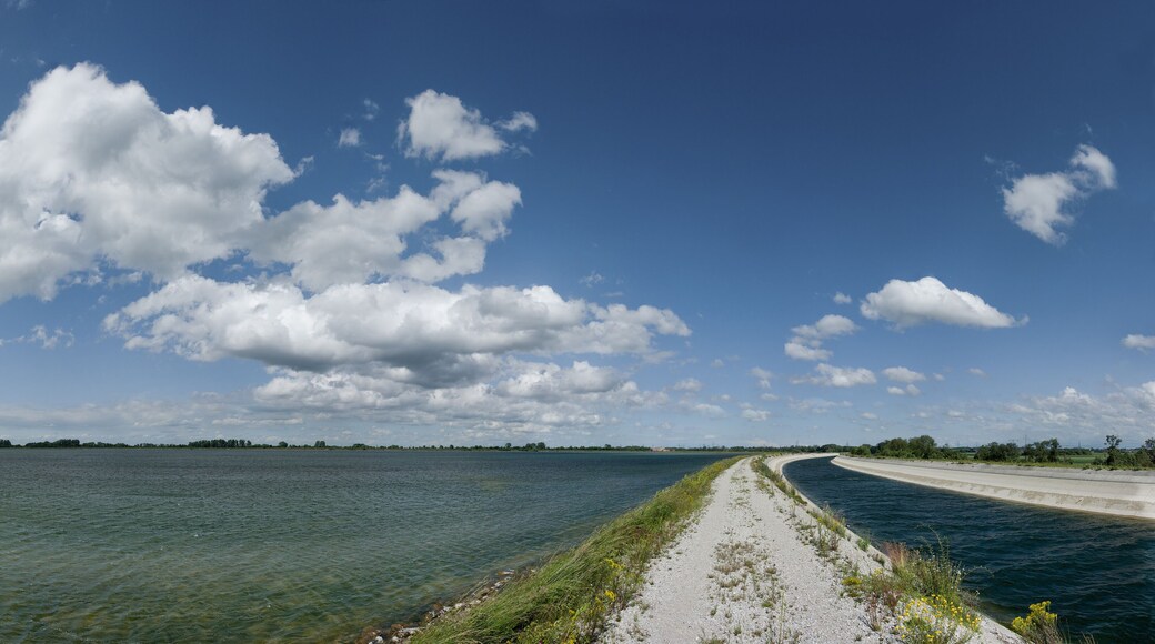 Ismaninger Speichersee and Mittlerer Isarkanal. The Ismaninger Speichersee is an artificial lake, northeast of Munich, between Ismaning and Neufinsing.