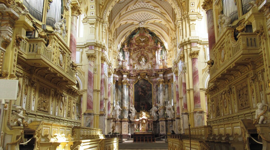 Chor mit Chororgeln mit Blick auf den Hochaltar