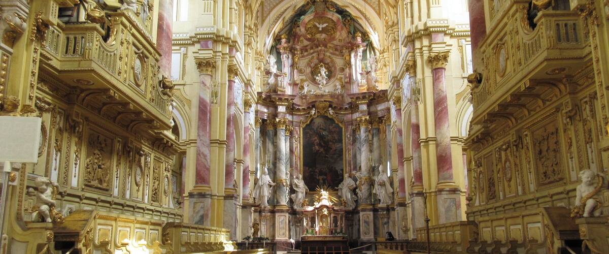 Chor mit Chororgeln mit Blick auf den Hochaltar