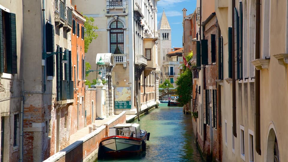 Dorsoduro which includes heritage architecture and a river or creek