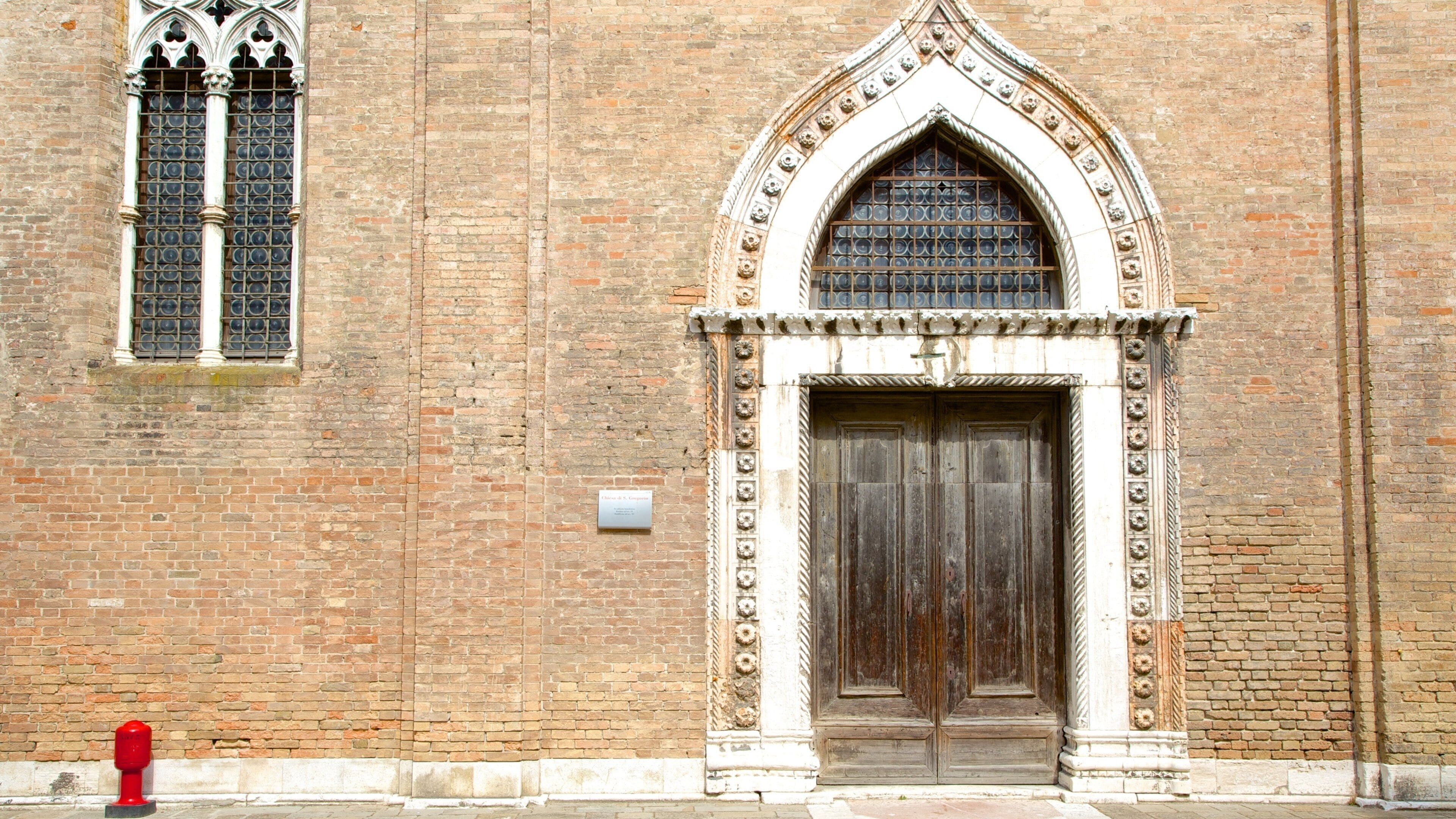 Dorsoduro showing heritage architecture