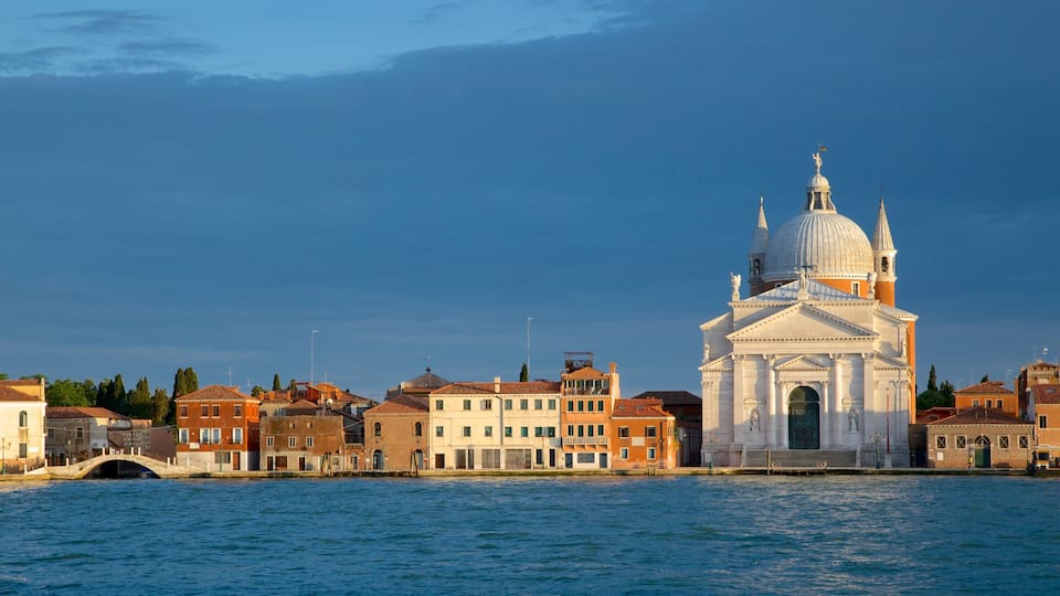 Dorsoduro featuring heritage architecture and a coastal town