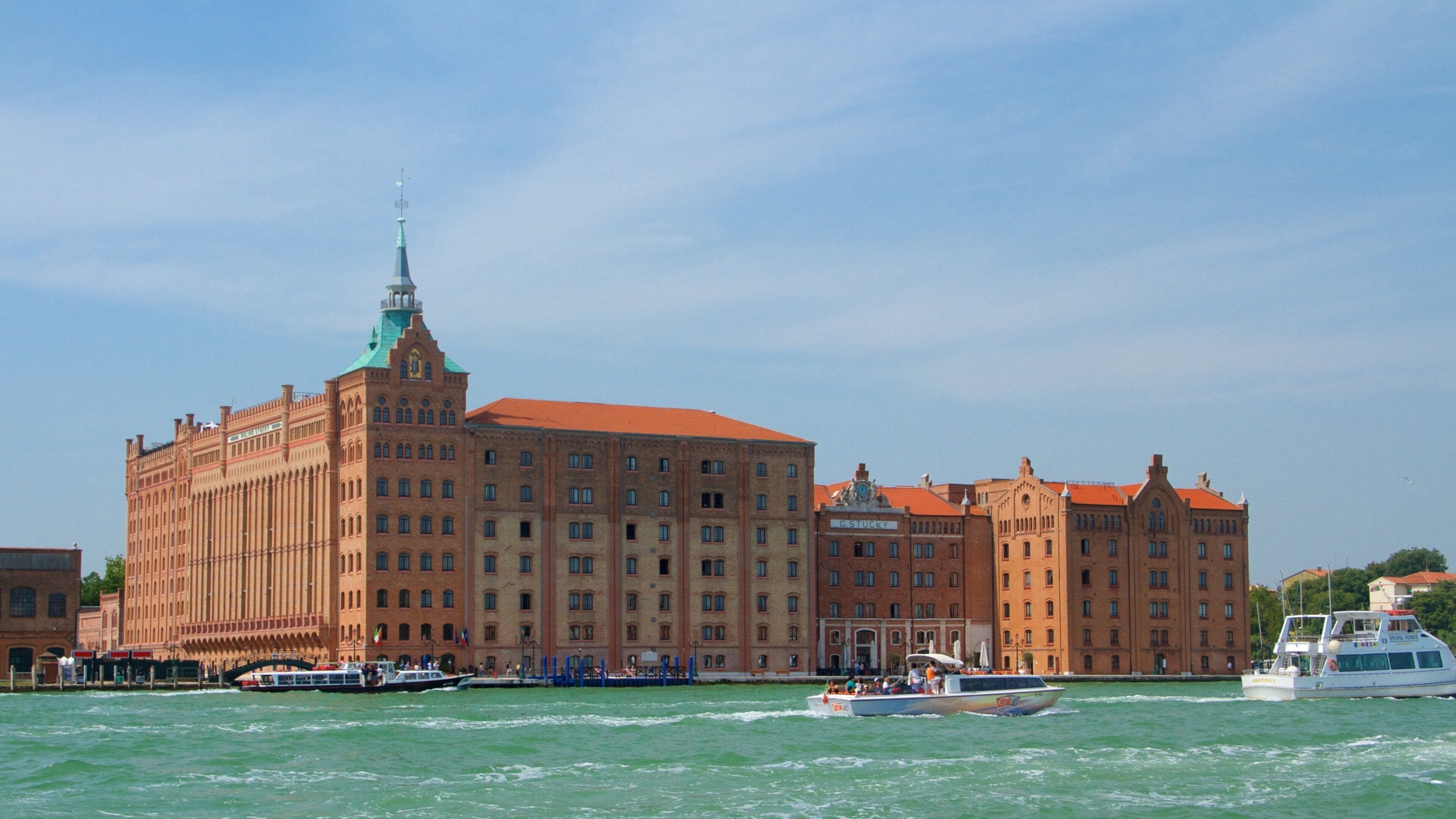 La Giudecca which includes heritage elements, heritage architecture and general coastal views