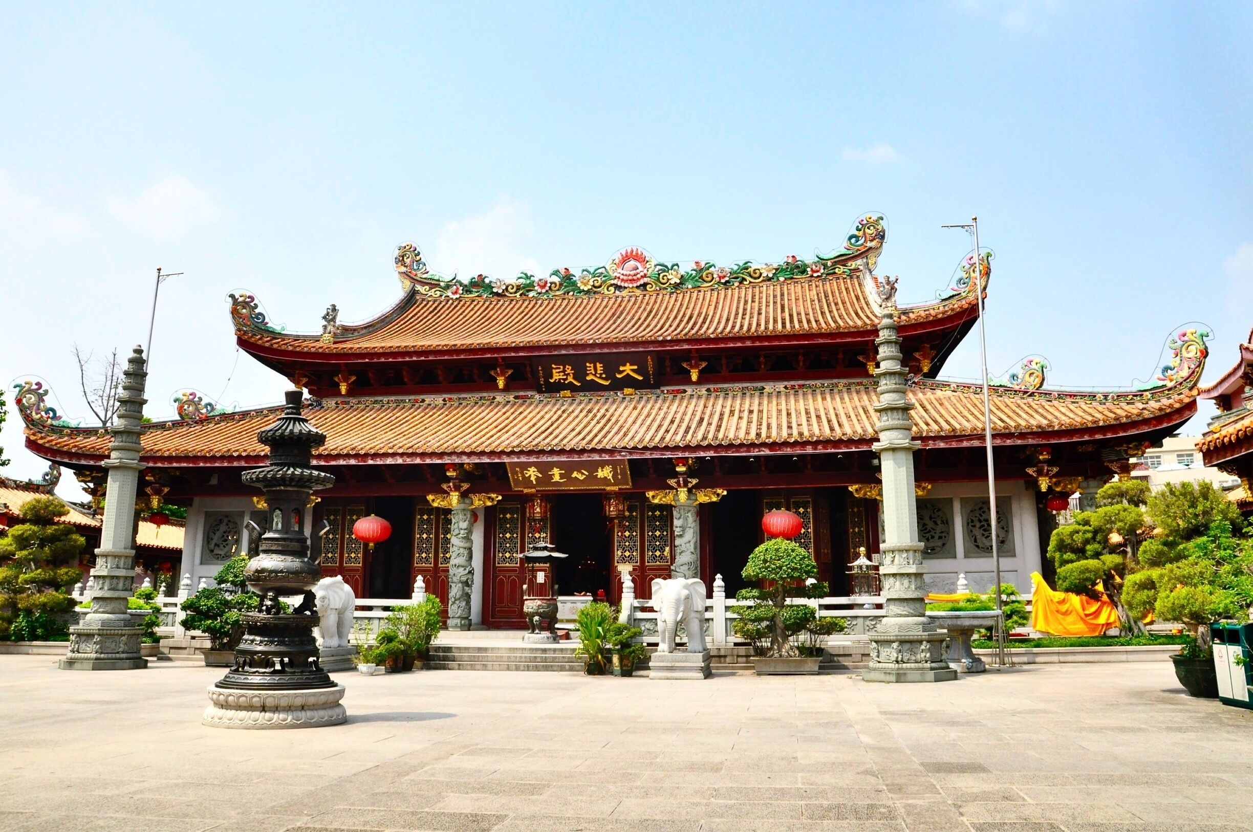 Kaiyuan Temple (開元寺) is one of the oldest Buddhist temple in Chaozhou, Guangdong province and Southern China. This temple was built in the Tang dynasty and has a history that is over 1200 years. A must-visit place for those interested in Chinese ancient architecture.
#China #Guangdong #Chaozhou #temple #BuddhistTemple #architecture #red