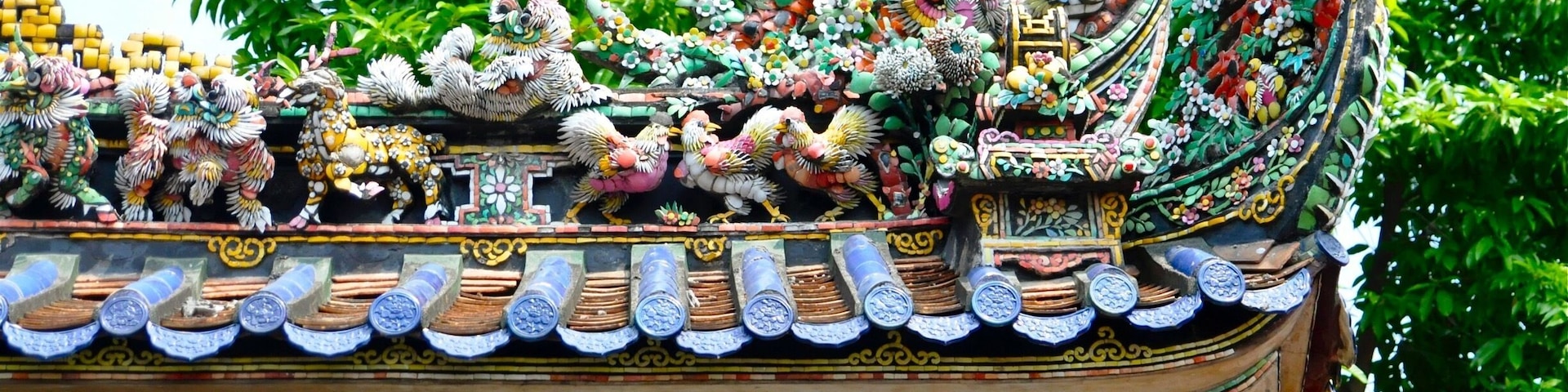 Kaiyuan Temple (開元寺) is one of the oldest Buddhist temple in Chaozhou, Guangdong province and Southern China. This temple was built in the Tang dynasty and has a history that is over 1200 years. A must-visit place for those interested in Chinese ancient architecture.
#China #Guangdong #Chaozhou #temple #BuddhistTemple #architecture #roof #art #Asia #details