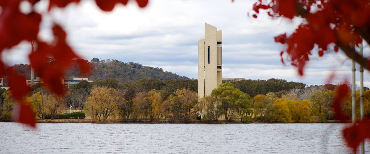Canberra mit einem Monument und See oder Wasserstelle