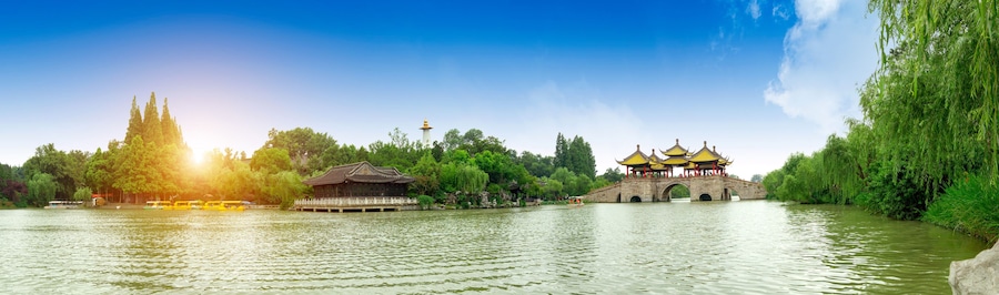 Yangzhou Slender West Lake Wuting Bridge