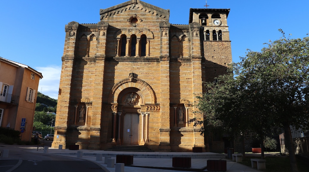Eglise Saint Maurice du 19 ème siècle dans le village de Couzon au Mont d'Or - France