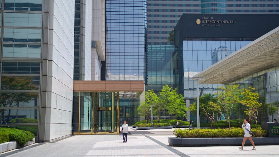Een modern gebouw met glazen gevels en een bord waarop staat: Grand Intercontinental Seoul Parnas.