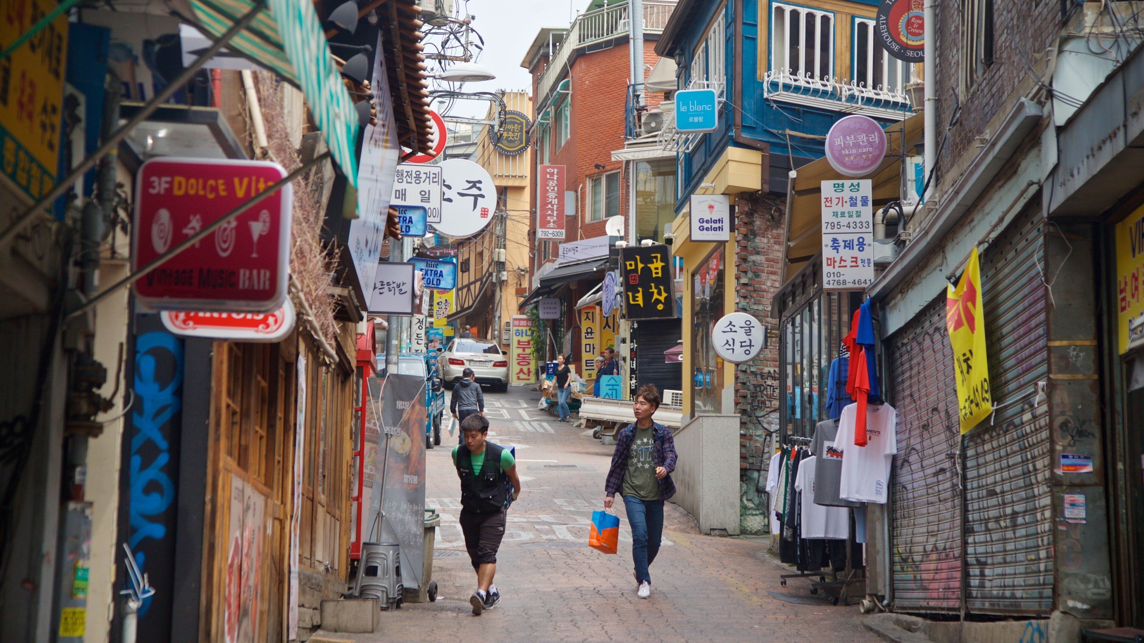 Itaewon-dong showing street scenes