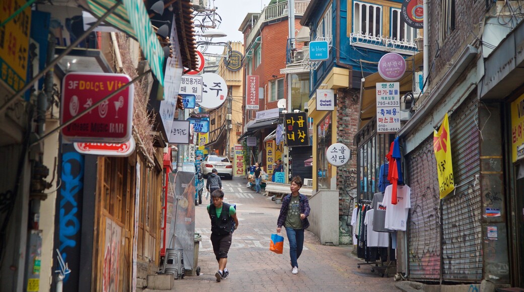 Itaewon-dong showing street scenes