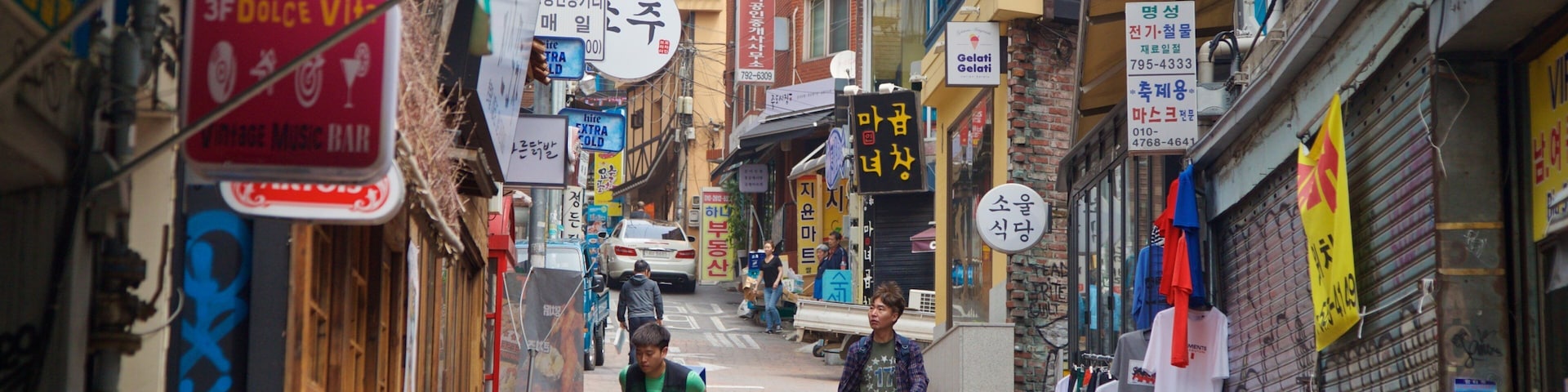 Itaewon-dong showing street scenes