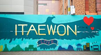 Itaewon showing outdoor art