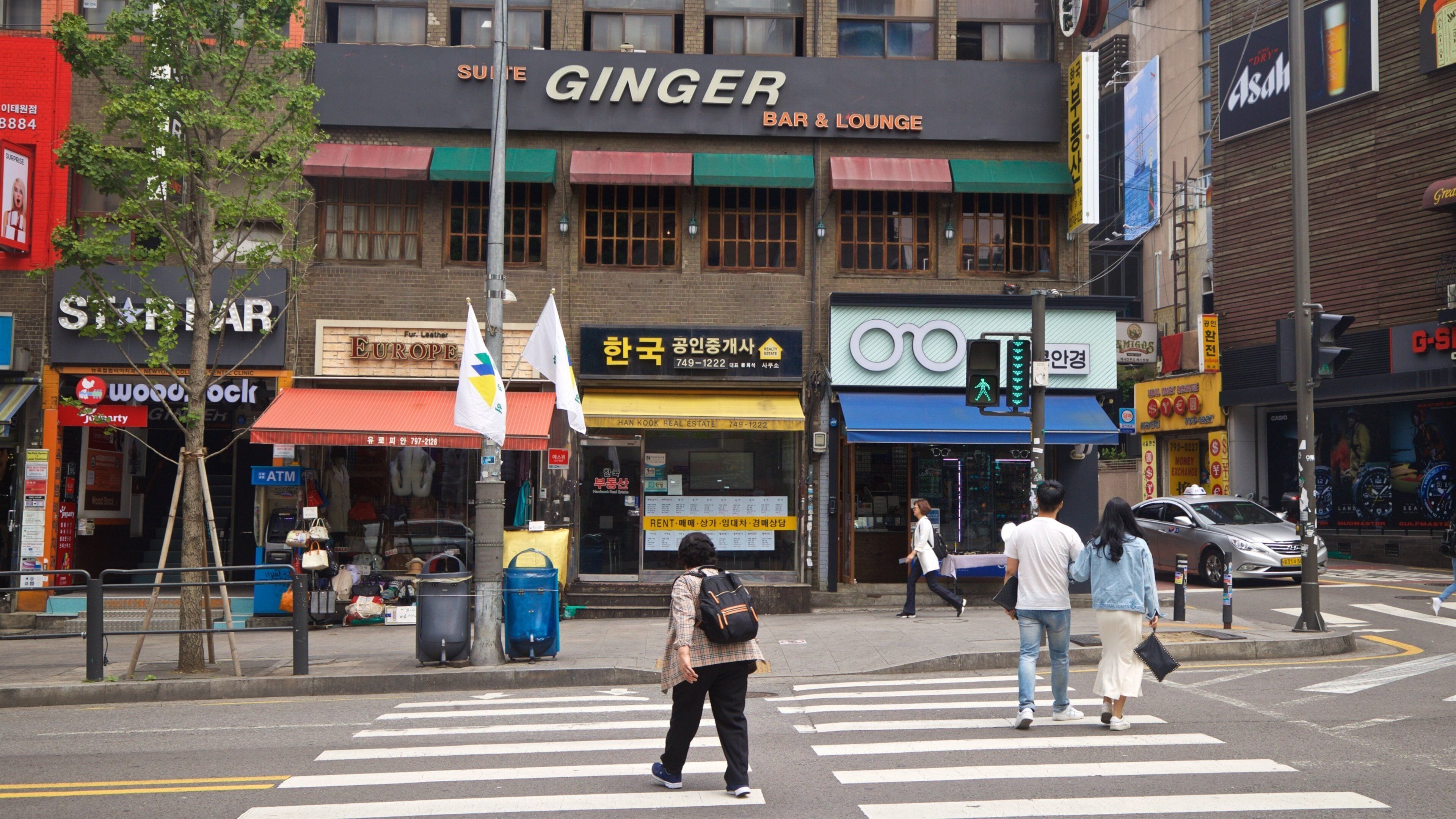 Itaewon showing street scenes