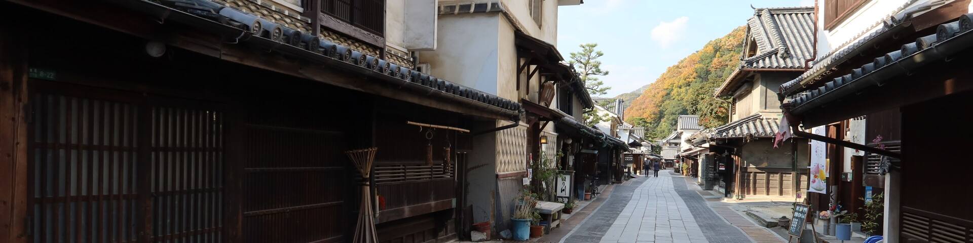 Japanese traditional houses in a tourist spot in Takehara City in Hiroshima Prefecture in Japan 日本の広島県竹原市の観光スポットにある日本的伝統家屋群