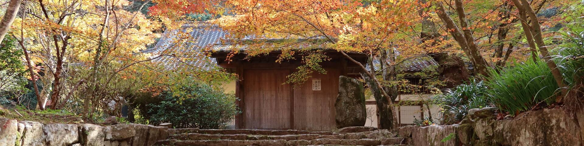 The access to Eitoku-in Subordinate Temple in the precincts of Buttsu-ji Temple in Mihara City in Hiroshima Prefecture in Japan 日本の広島県三原市にある佛通寺境内にある末寺永徳院の参道