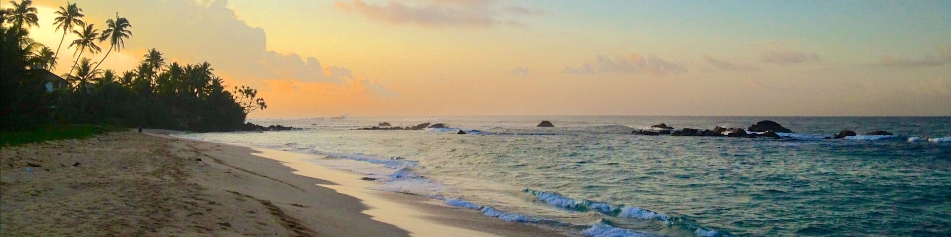 Weligama que incluye un atardecer, escenas tropicales y una playa de arena