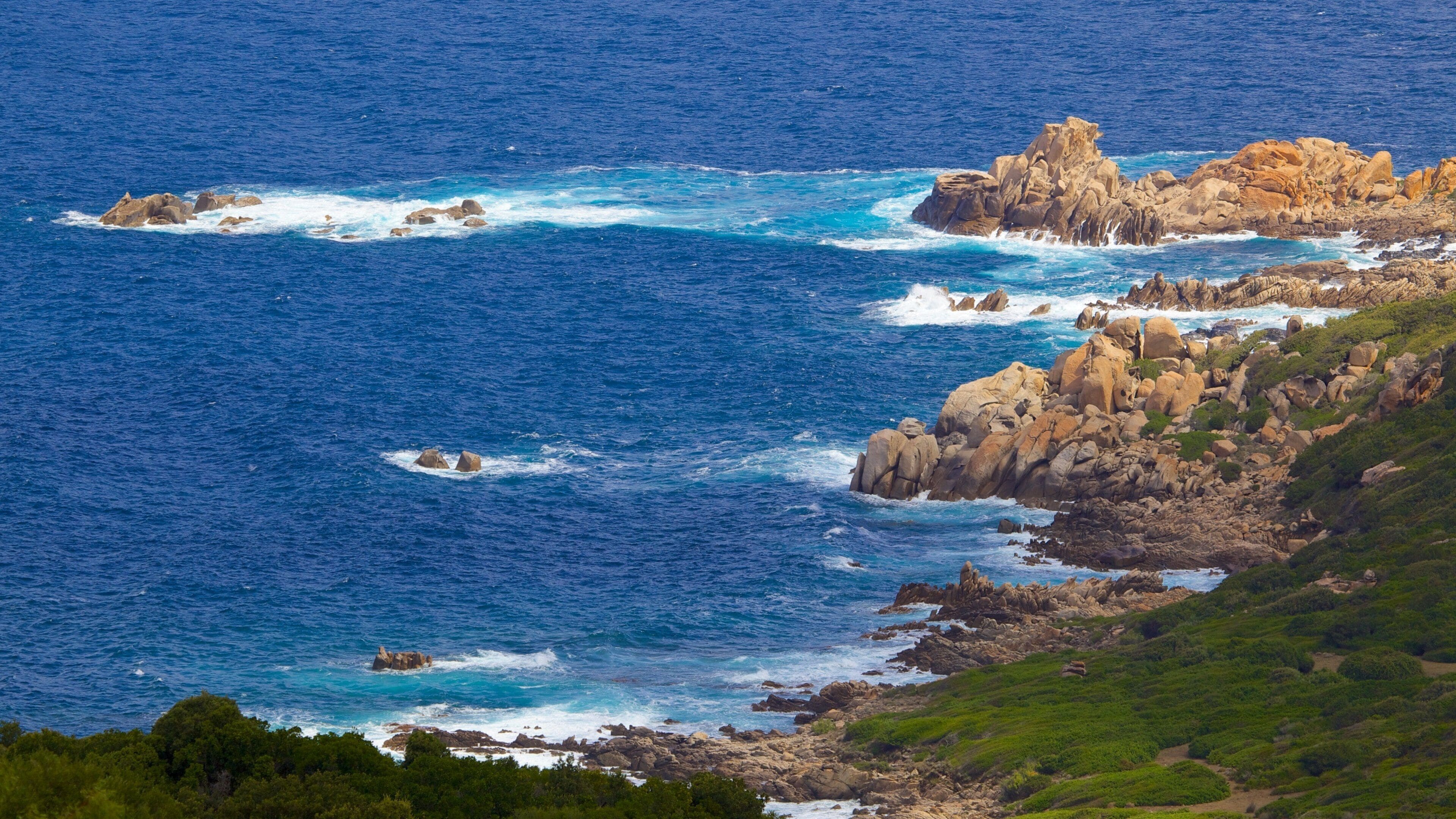 Corsica del sud che include costa rocciosa