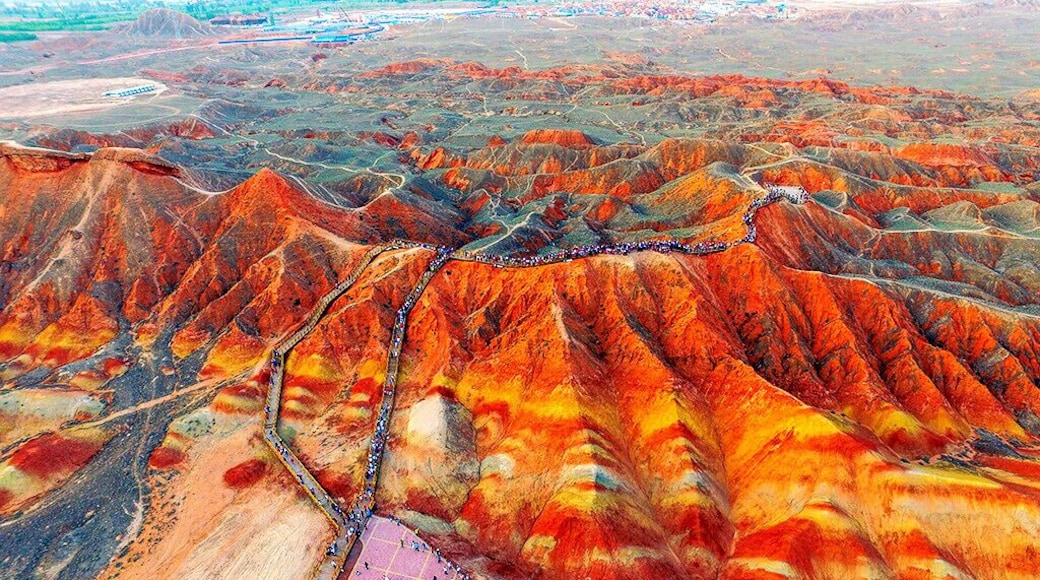 âThe eye candy of Zhangyeâââ#Zhangye Danxia Landform Geopark,Rainbow Mountains of China.
https://twitter.com/Beautifulgx
