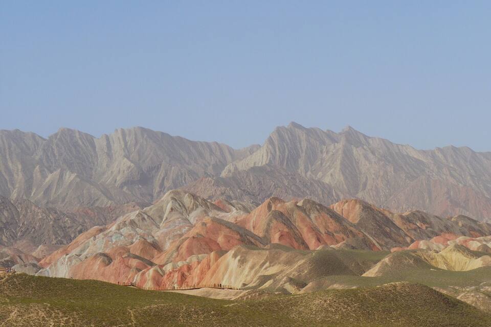 Eine Bergkette mit markant rot-weißen Gipfeln.