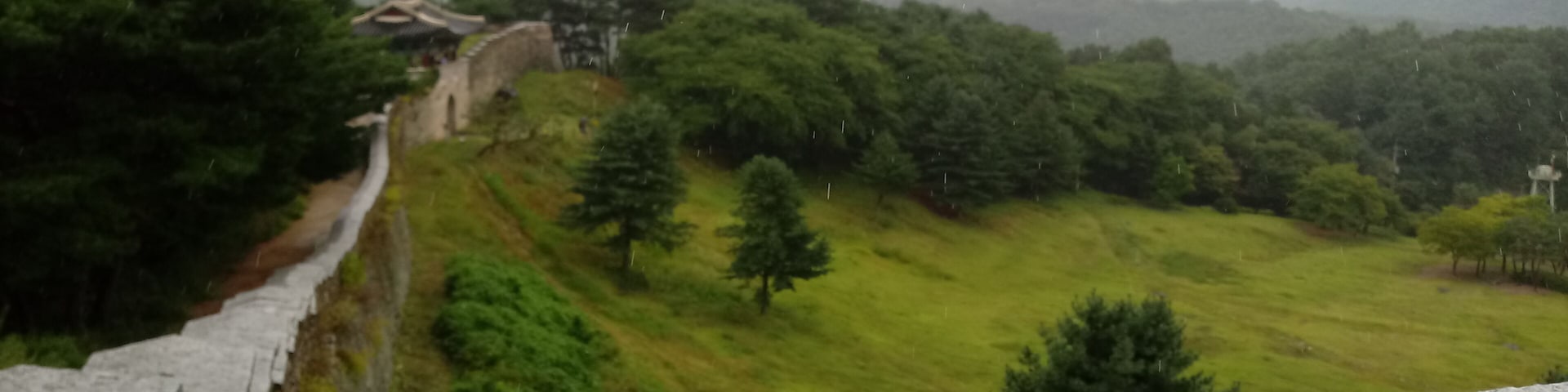 상당산성 남문에서 성벽을 본 풍경