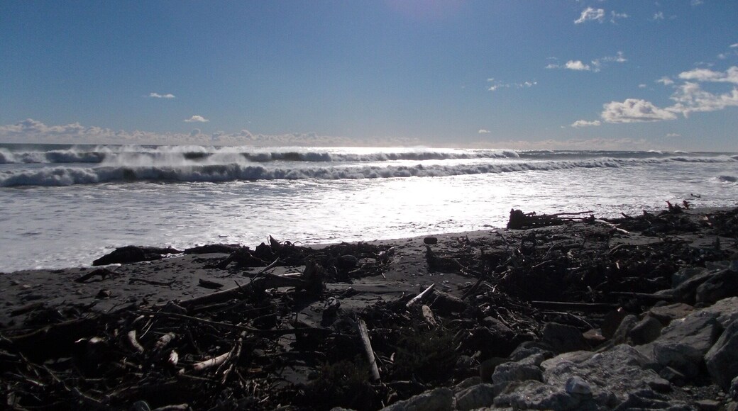 This beach is beautiful. There are white rocks (where everyone writes something and leave it there... A message of hope, of love, a thank you...) all over the side of the road.
