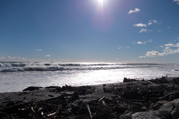 This beach is beautiful. There are white rocks (where everyone writes something and leave it there... A message of hope, of love, a thank you...) all over the side of the road.
