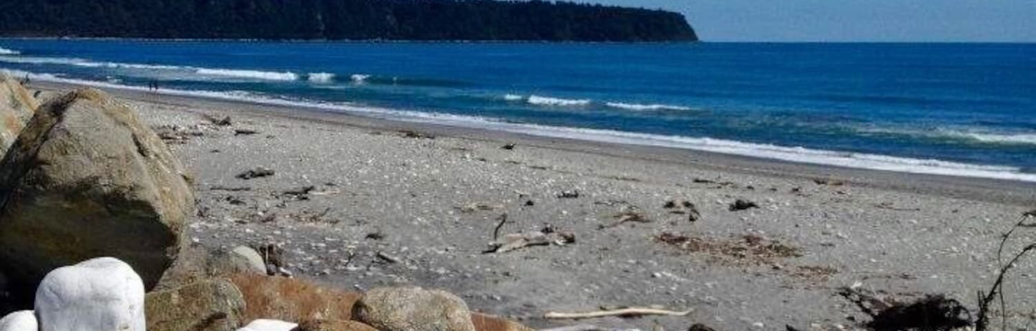 Write your name on one of the white pebbles on Bruce Bay's beach⛱
#BeachBound
#Aquatrove