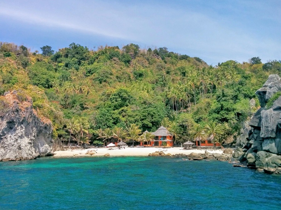 Spend a couple of nights on this tiny island for picturesque beaches and great snorkeling and diving.
Only a small community of locals call this island home and once the late afternoon arrives, all of the tourists visiting on a day trip have left. You then have the island practically all to yourself!
#philippines #tropicalparadise #tropicalisland #beautifulbeach