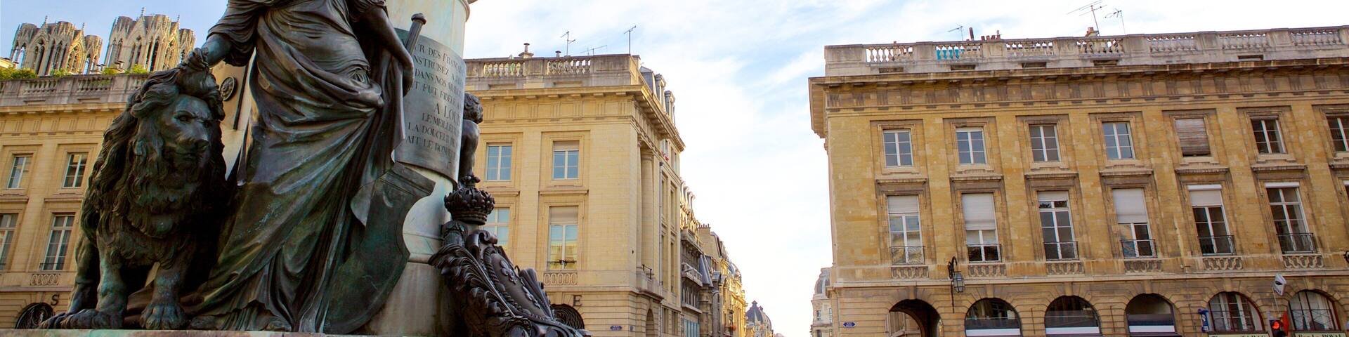 Champagne-Ardenne showing heritage elements, a statue or sculpture and a fountain