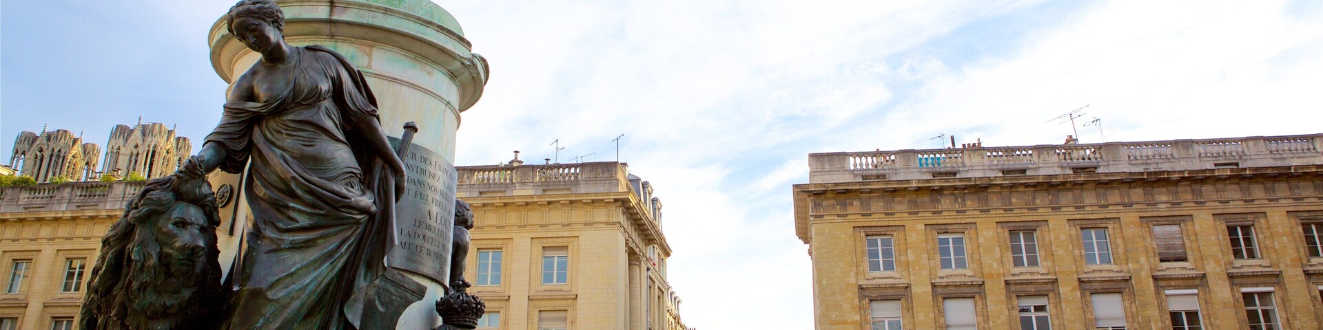 Champagne-Ardenne showing heritage elements, a statue or sculpture and a fountain