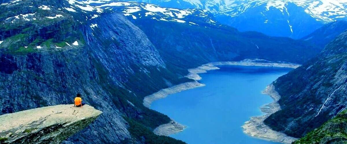 An ardous 22km walk to and fro, in rain, mud, snow, blizzard and with 2 set of injured legs, just to behold this outworldly #blue vista and bring in my 30th. Known as Trolltunga or the "Troll's tongue", this rock formation is perched precariously 700m (2300 ft) over lake Ringedalsvatnet in Odda district of Norway. The only way to reach is walk, walk and more walk #adventureofalifetime #hiking #Norway #wonder #bleedblue