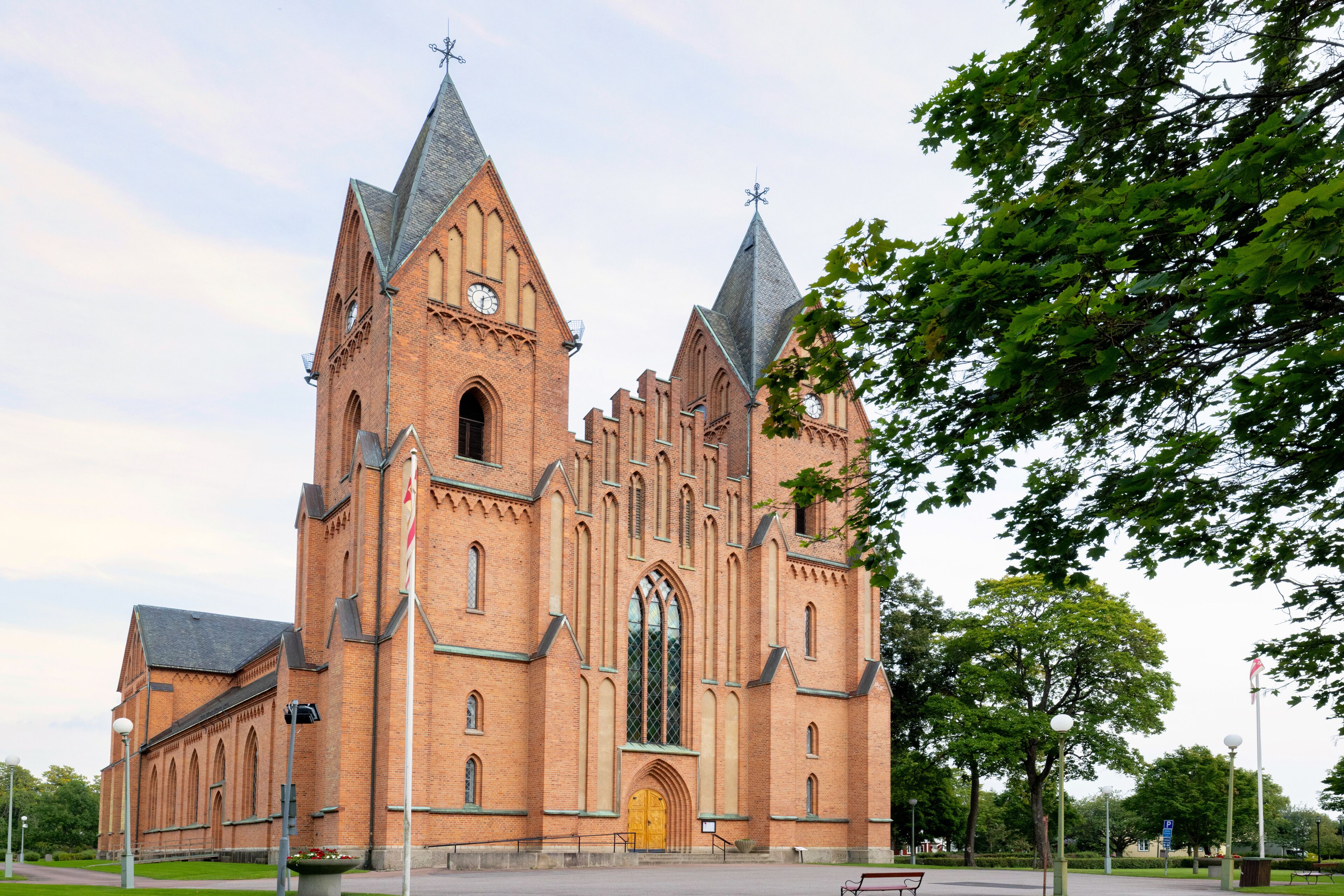 Kristinehamn's church is centrally located. The church was inaugurated in 1858 and represents the breakthrough of neo-Gothic architecture in Sweden