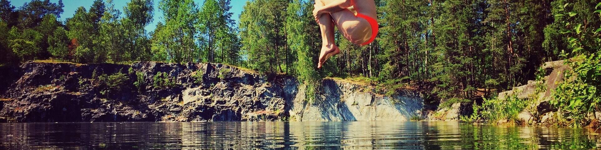 Summer in Sweden is the best day of the year... đ This beautiful limestone quarry is our favorite swimming spot since we discovered it last year đŠ #waterlust #sala #vĂ€stmanland #sweden #jordskott