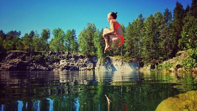 Summer in Sweden is the best day of the year... 😏 This beautiful limestone quarry is our favorite swimming spot since we discovered it last year 💦 #waterlust #sala #västmanland #sweden #jordskott