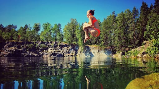 Summer in Sweden is the best day of the year... 😏 This beautiful limestone quarry is our favorite swimming spot since we discovered it last year 💦 #waterlust #sala #västmanland #sweden #jordskott