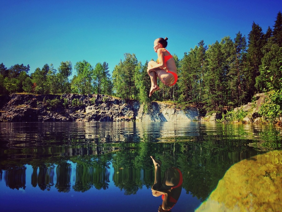 Summer in Sweden is the best day of the year... 😏 This beautiful limestone quarry is our favorite swimming spot since we discovered it last year 💦 #waterlust #sala #västmanland #sweden #jordskott