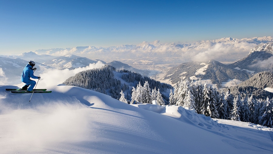 Soell showing snow, mountains and snow skiing