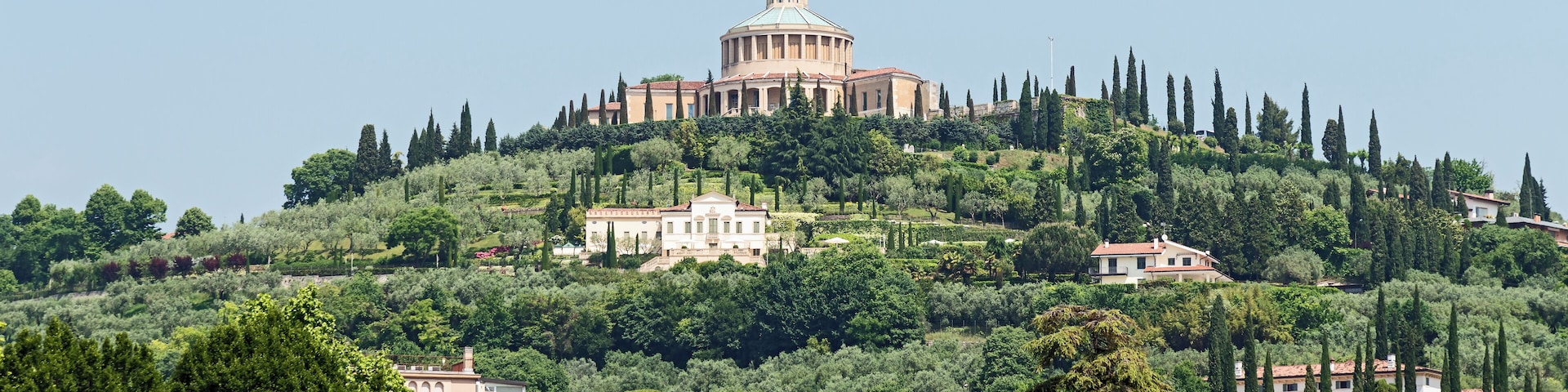 English: The sanctuary of Our Lady of Lourdes, former forte San Leonardo in Verona.