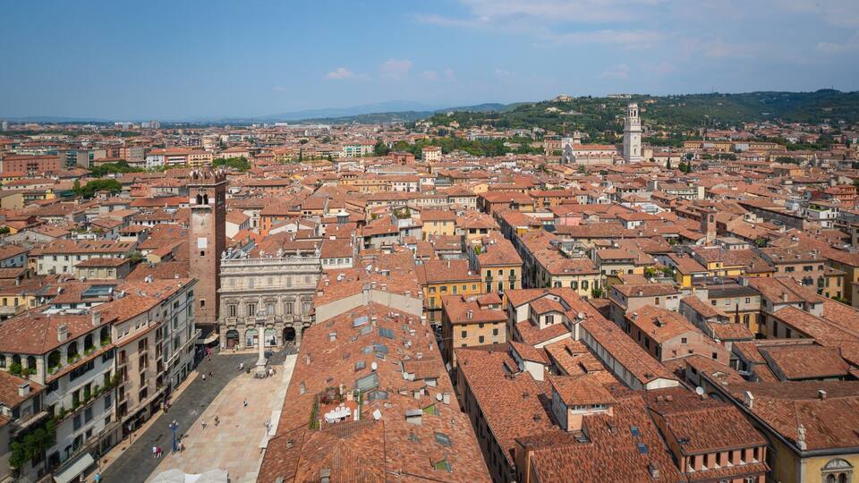 Un quartier urbain densément peuplé, avec des bâtiments historiques et une tour imposante.