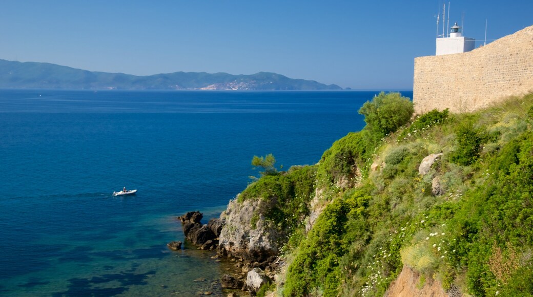 Talamone som inkluderer kyst, kystby og slott