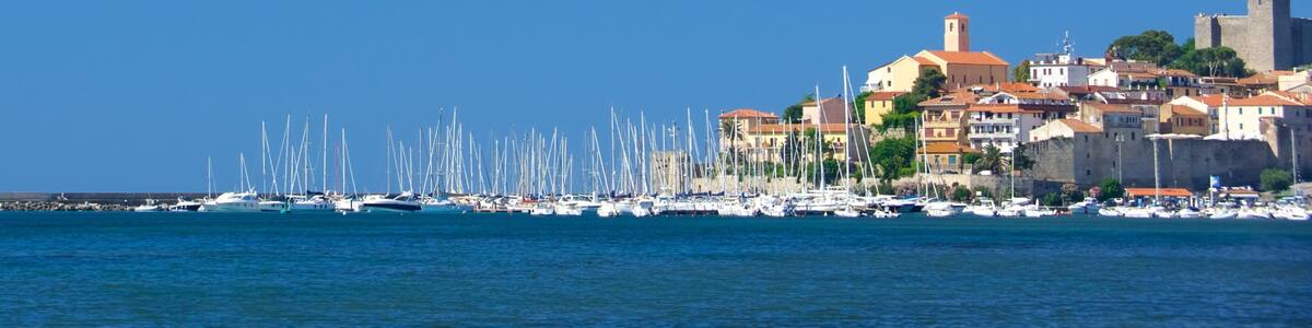 Talamone mit einem allgemeine Küstenansicht und Marina