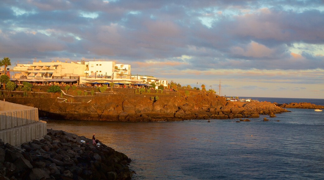 Puerto del Carmen mostrando località costiera, costa rocciosa e tramonto