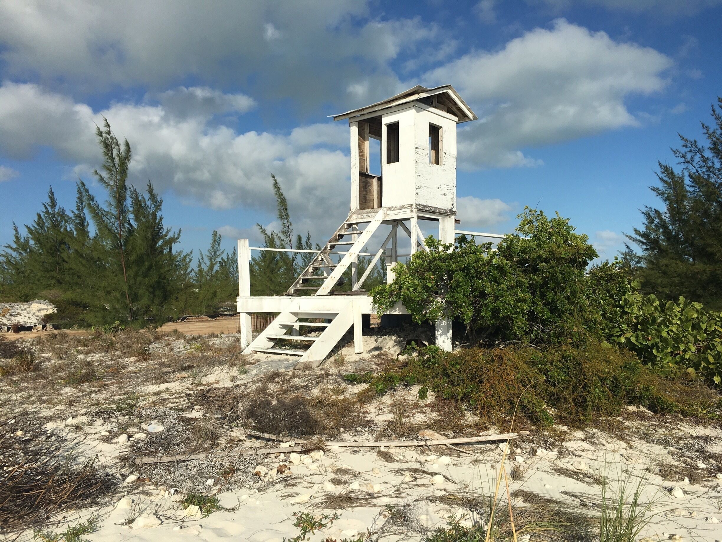 Yet another #Abandoned life guard tower in Turks & Caicos. This was going to be a Mandarin Oriental  hotel, and the developers/owners just walked away. 