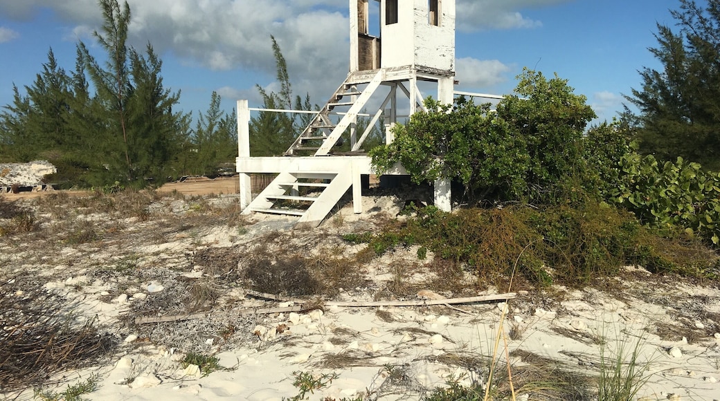 Yet another #Abandoned life guard tower in Turks & Caicos. This was going to be a Mandarin Oriental hotel, and the developers/owners just walked away.