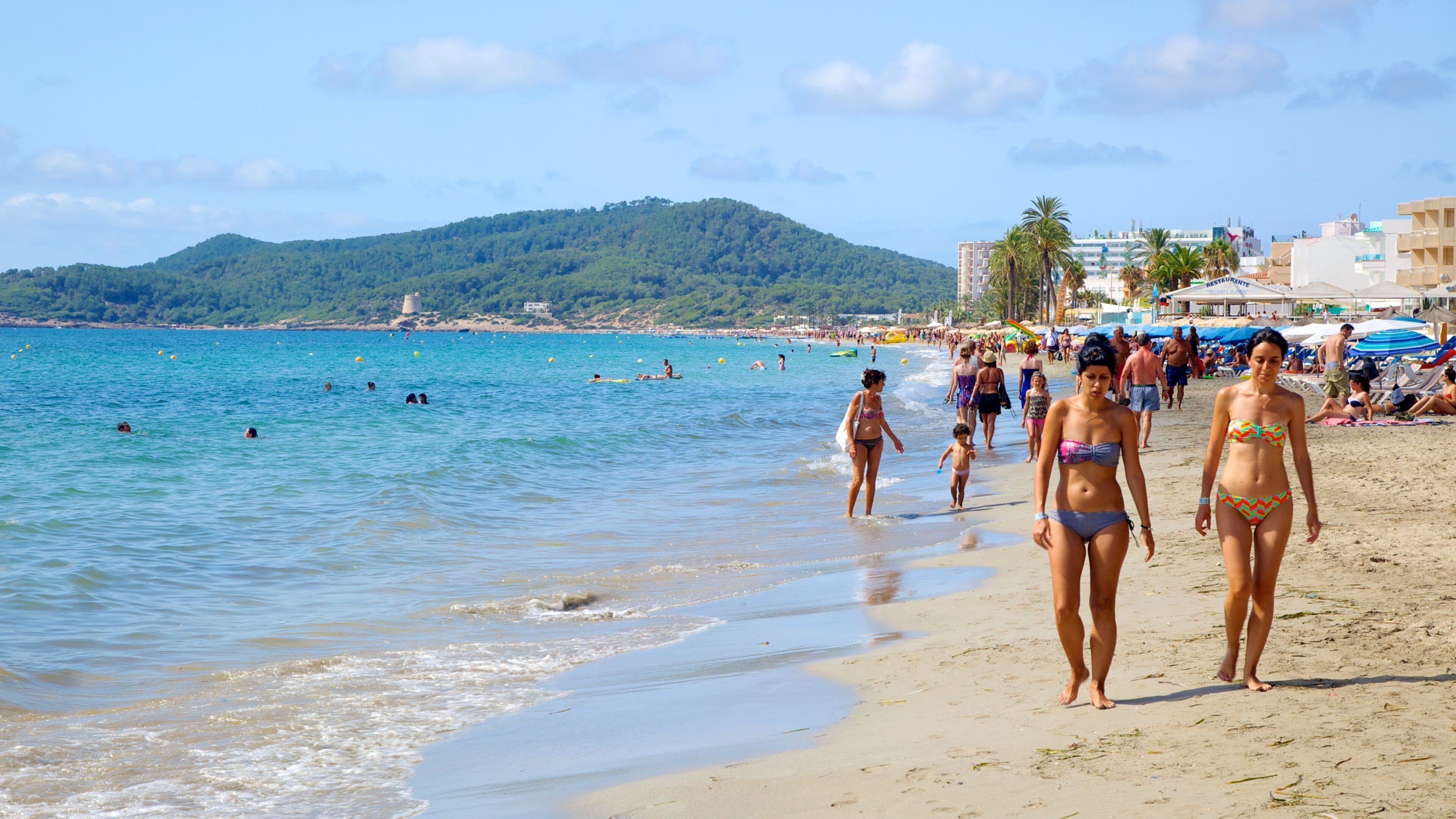 Playa d\'en Bossa som inkluderer kystby, strand og svømming