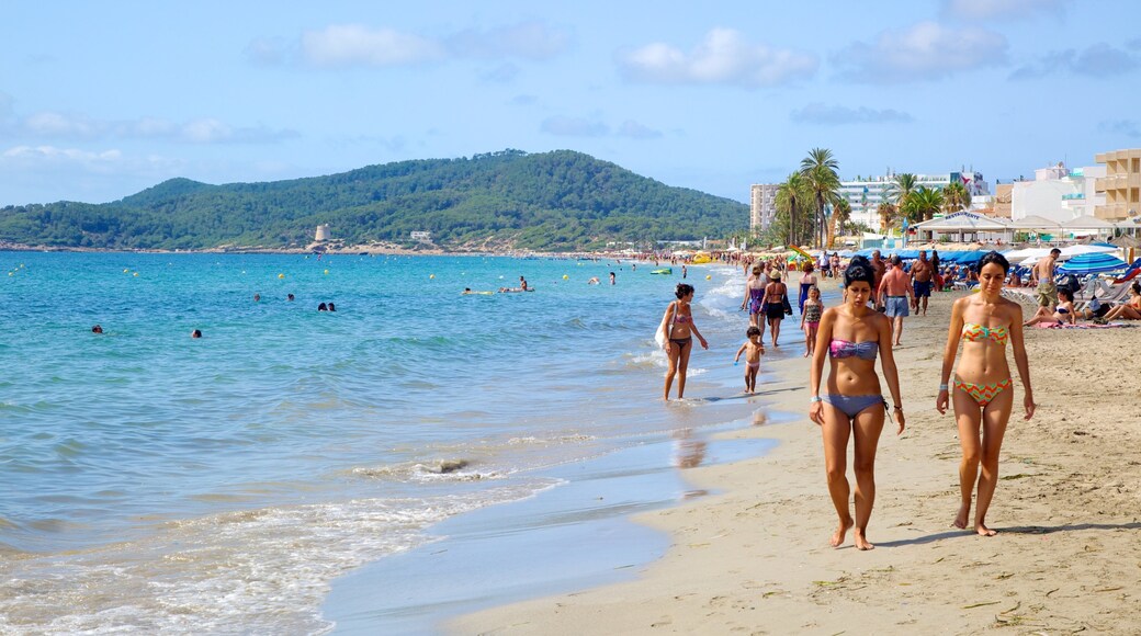 Playa d\'en Bossa som inkluderer kystby, strand og svømming