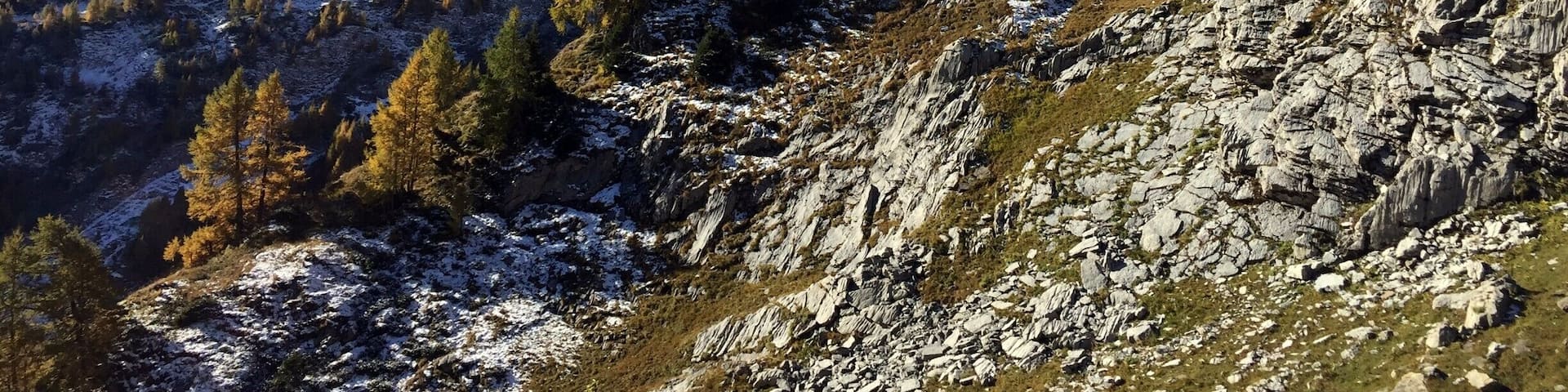 Beautiful autumn view on the way to the Pas de Cheville from the Derborence lake.
Count about 2 hours from Derborence to the Giacomini Refuge.
Enjoy a walk in a natural park with no ski lifts and a great widlife.
#Hiking #Mountain #Lifeatexpedia #Naturalpark #Valais #Switzerland
