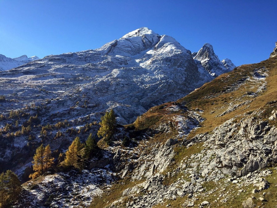 Beautiful autumn view on the way to the Pas de Cheville from the Derborence lake.
Count about 2 hours from Derborence to the Giacomini Refuge.
Enjoy a walk in a natural park with no ski lifts and a great widlife.
#Hiking #Mountain #Lifeatexpedia #Naturalpark #Valais #Switzerland