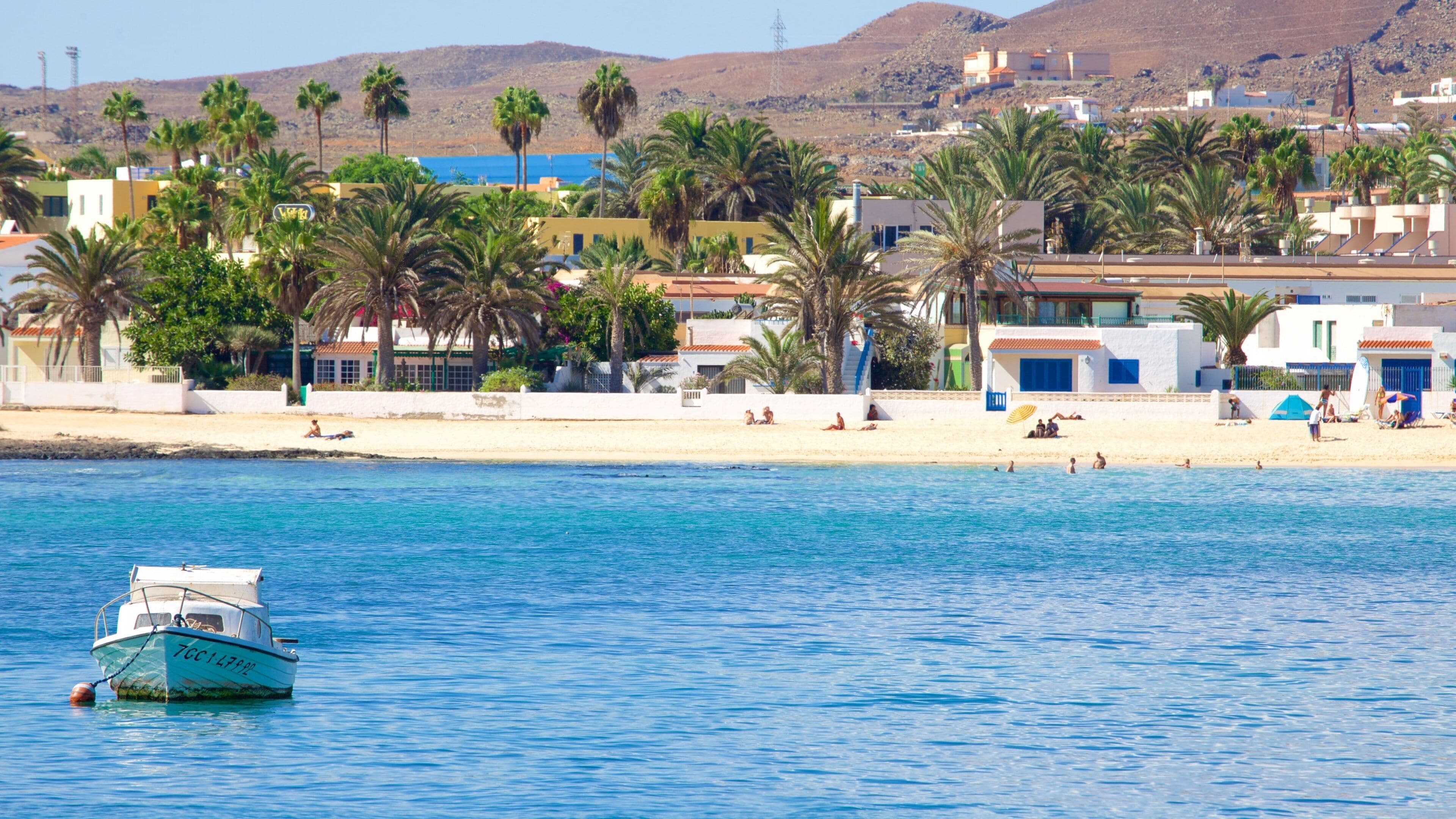 Corralejo fasiliteter samt kystby, båter og kyst